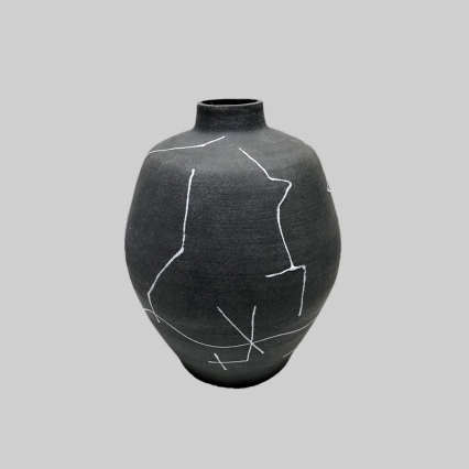Nyvara, Vase, Black
